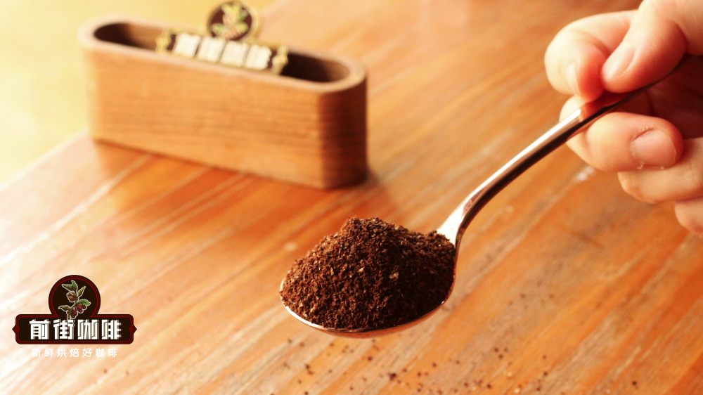 Thìa cupping với bột cà phê_5123 Thìa cupping với bột cà phê_5123