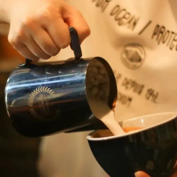 Latte art pha mãi vẫn không đẹp? Có thể là do tư thế cầm ca của bạn chưa đúng?!