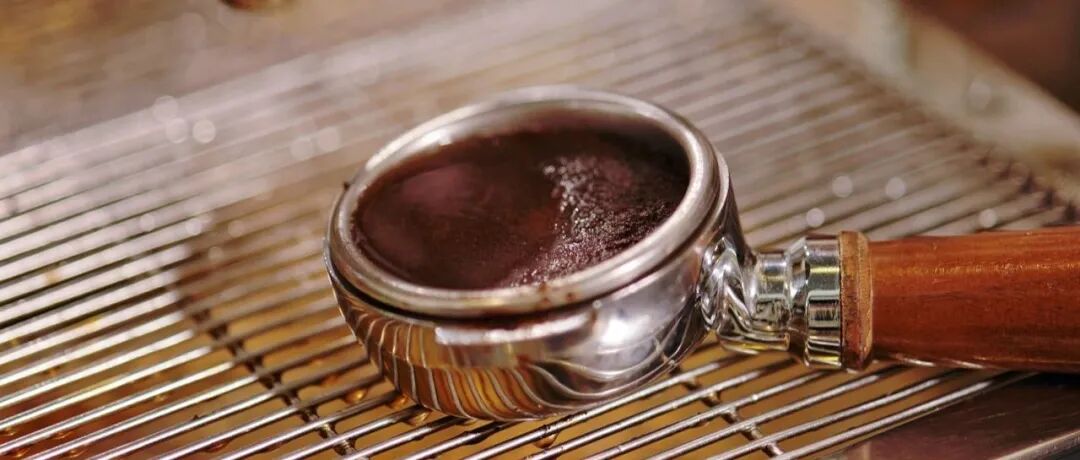 Sau khi chiết xuất xong espresso, có nước đọng trong rổ lọc thì phải làm sao?