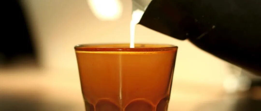 Chỉ cần đổ chút sữa nóng vào espresso là thành 