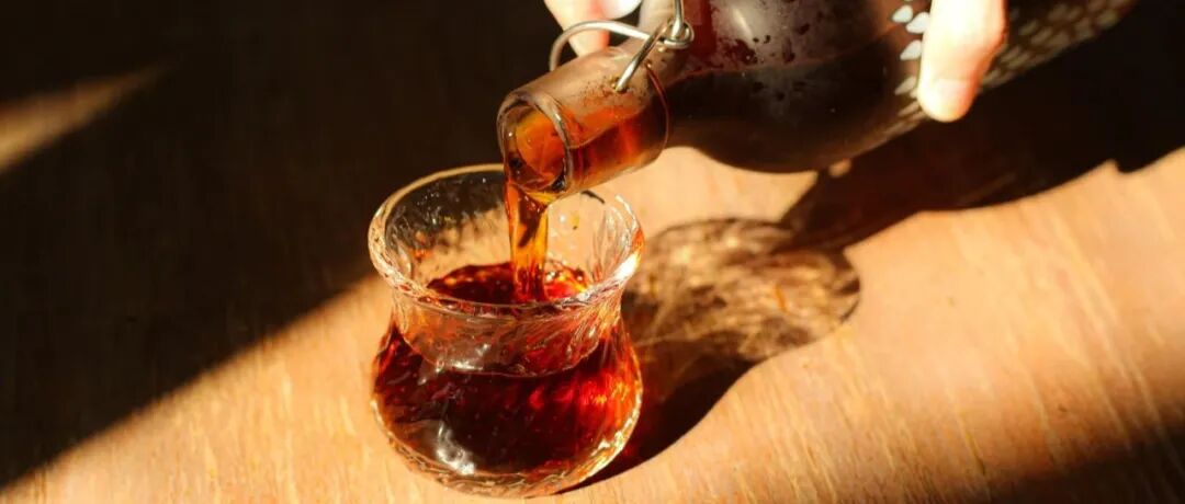 Cũng là cà phê đen, tại sao cold brew luôn đắt hơn Americano?
