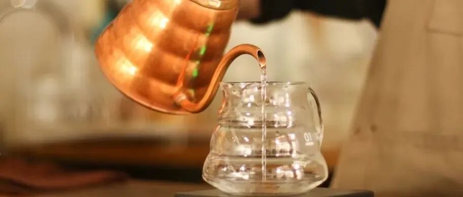 Dòng nước lớn và dòng nước nhỏ có ảnh hưởng gì khác nhau đến việc pha chế?