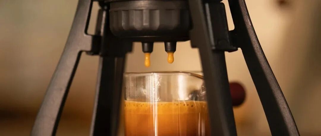Không cần điện! Máy pha cà phê ép tay cũng có thể chiết xuất espresso?!