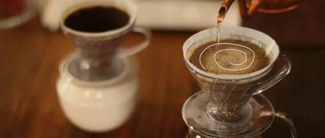 Phễu V60 có thể rót nước ngược chiều kim đồng hồ không?