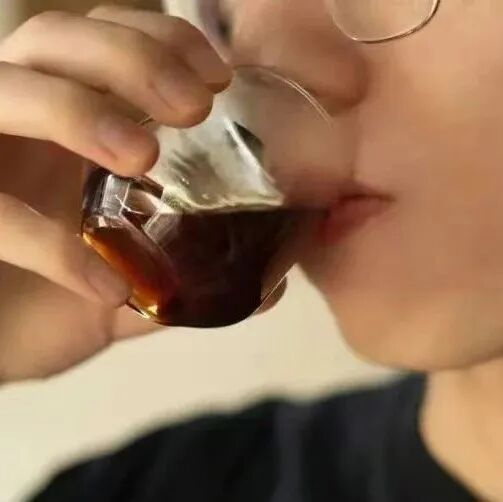 Hóa ra, việc chuẩn bị trước khi quán cà phê mở cửa không chỉ là đo espresso!