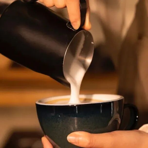 Tại sao latte art của bạn luôn bị thành một cục?