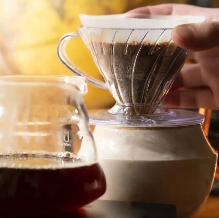Làm thế nào để áp dụng đúng thao tác cắt dòng khi pha cà phê pour-over?