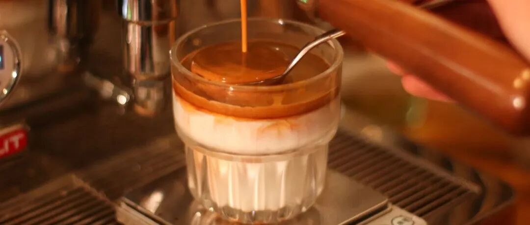 Để pha Dirty (cà phê bẩn), có nhất thiết phải dùng ly đá không?