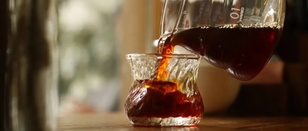 Một tách cà phê rốt cuộc chứa bao nhiêu caffeine?