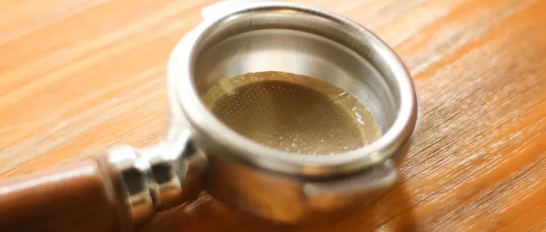 Liệu việc thêm một tờ giấy lọc có thực sự làm cho cà phê espresso ngon hơn không?