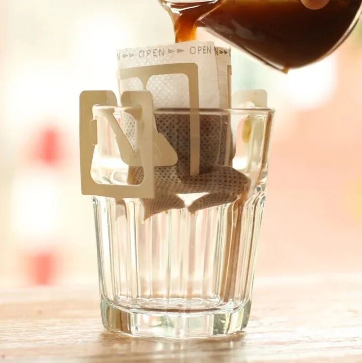 Tại nhà cũng có thể dùng cà phê túi lọc để pha ra cà phê đá ngon!