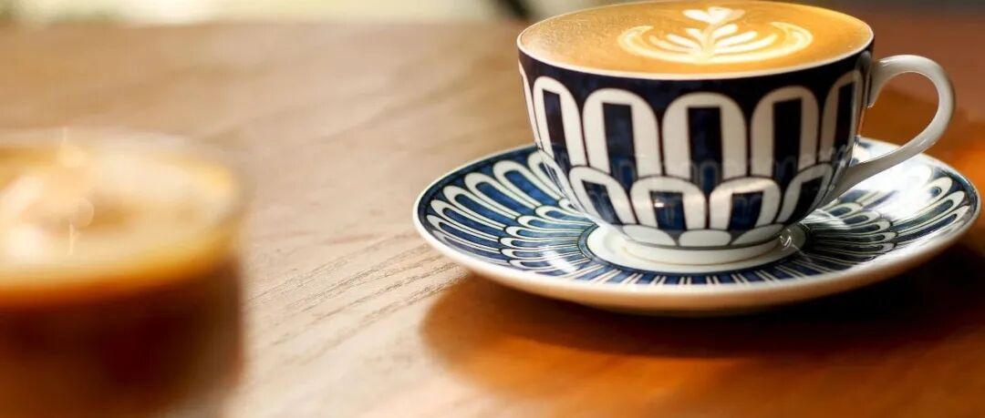 Tại sao cà phê latte đá không thể tạo hình latte art?