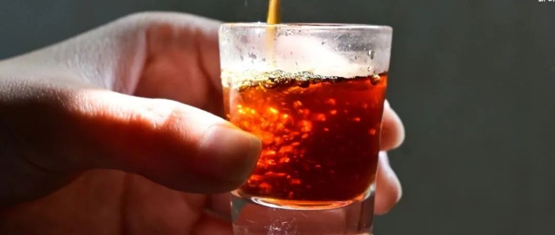 Khi uống cà phê pour-over, có nhất thiết phải dùng cách hút xoạp không?