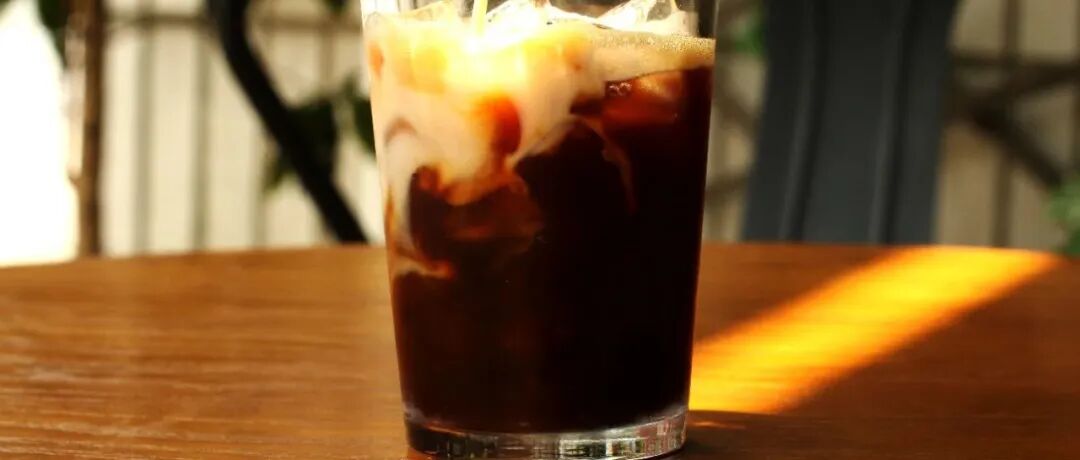 Làm thế nào để pha Espresso lắc đá? Lắc thật mạnh!!