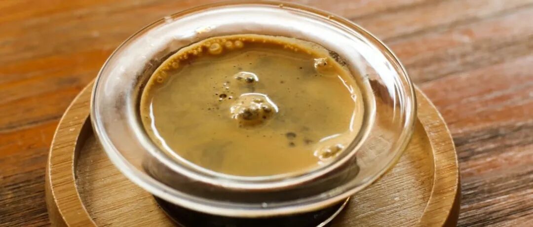 Tại sao espresso bạn chiết xuất lại có lớp crema mỏng và nhiều bọt lớn?