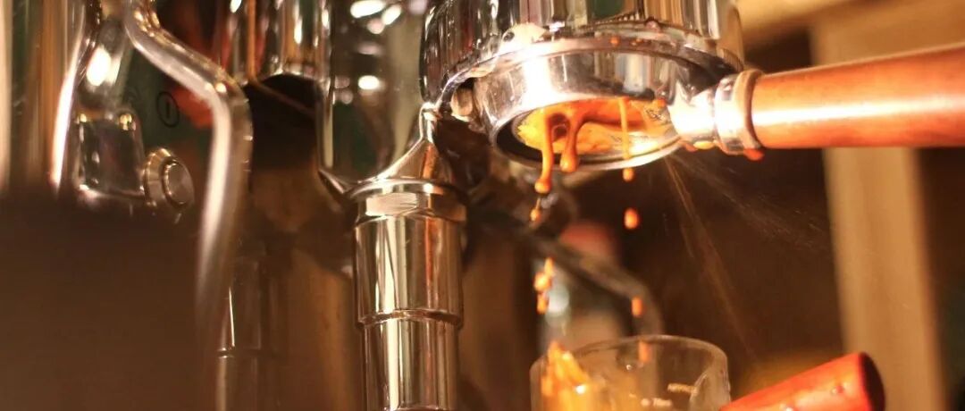 Chiết xuất espresso luôn bắn tóe, phải làm sao?