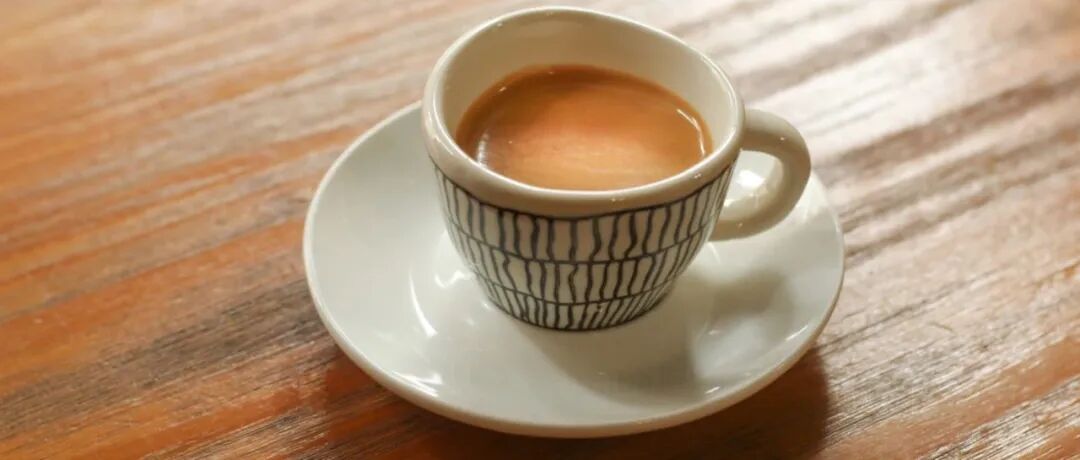 Nguyên nhân nào khiến lớp crema của espresso quá cứng?