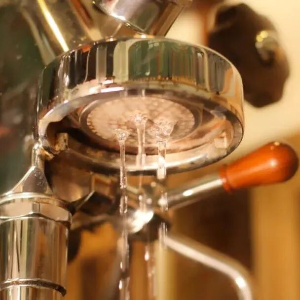 Nhiệt độ nước của máy pha cà phê espresso ảnh hưởng lớn đến mức nào?