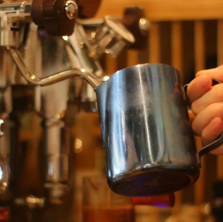 Không có máy pha cà phê, làm thế nào để tạo bọt sữa cho latte?