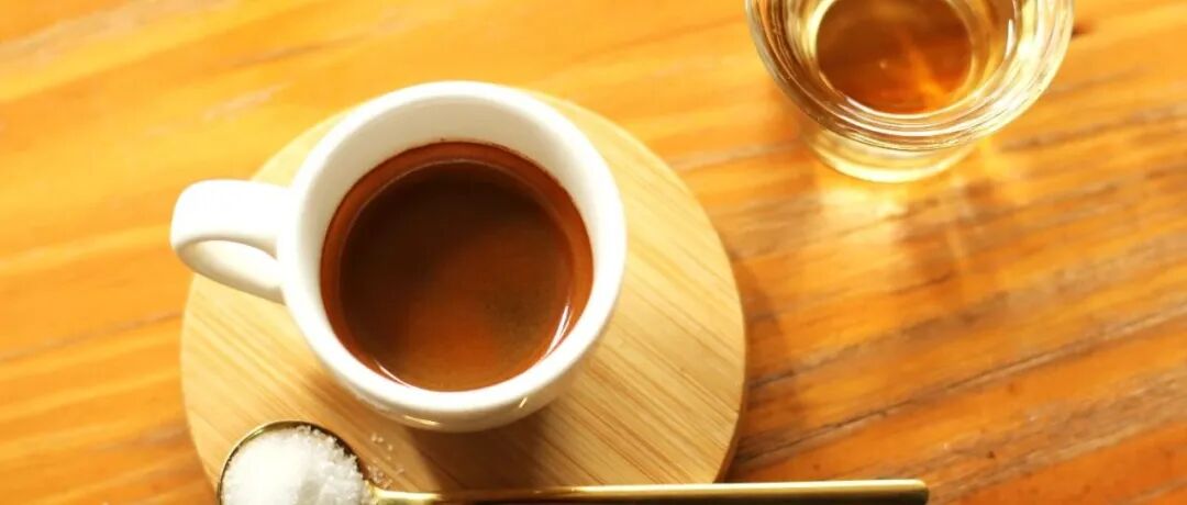 Caffè Corretto, kèm một ly rượu mạnh cho espresso