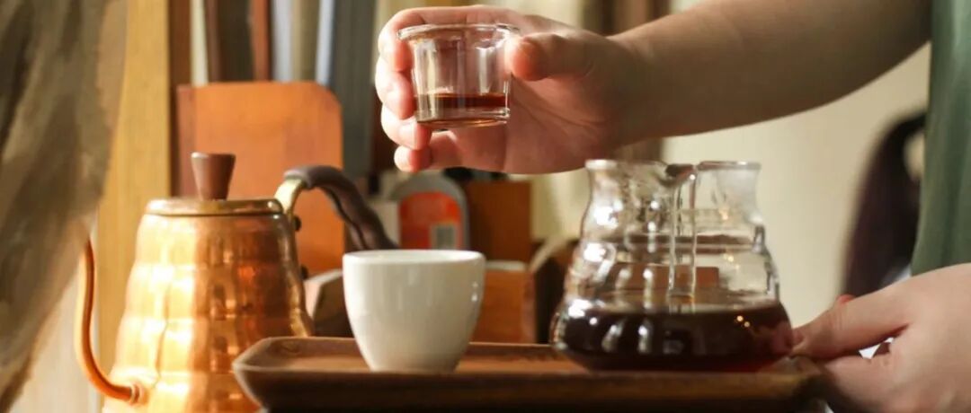 Tại sao sau khi pha xong cà phê của bạn, barista luôn uống một ngụm trước?