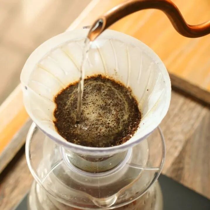 Ngoài việc xay, còn những yếu tố nào khác có thể ảnh hưởng đến tốc độ dòng chảy của cà phê?