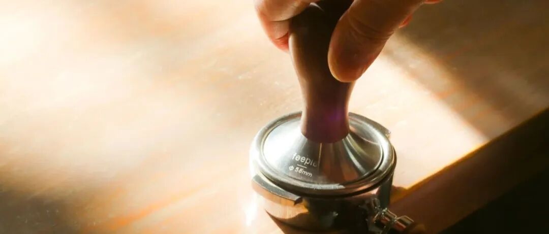 Đừng phân phối và nén bột như thế này nữa!! Cà phê rất khó ngon!