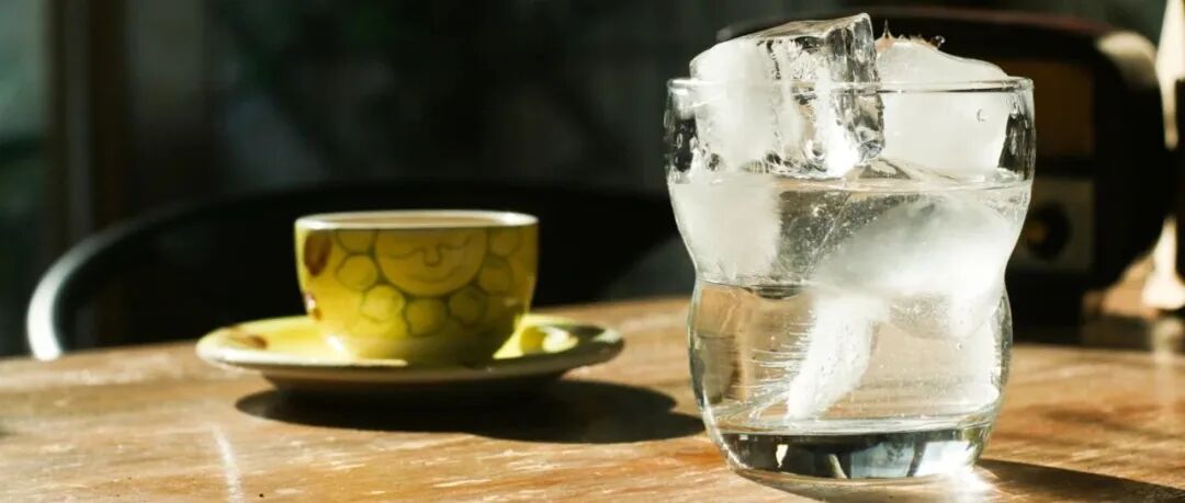 Tại sao có người lại uống nước lạnh trước khi uống cà phê?