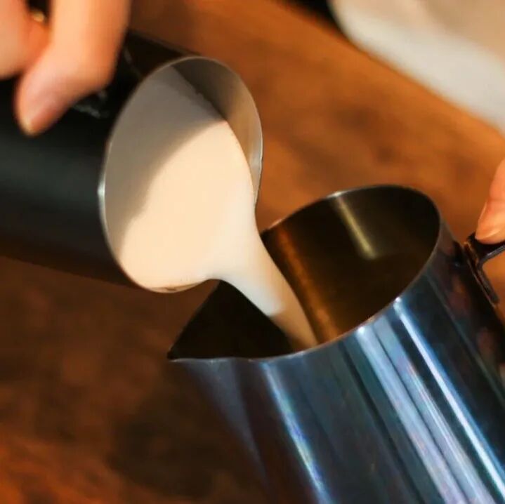 Tại sao khi tạo hình latte art lại phải rót sang bình khác?