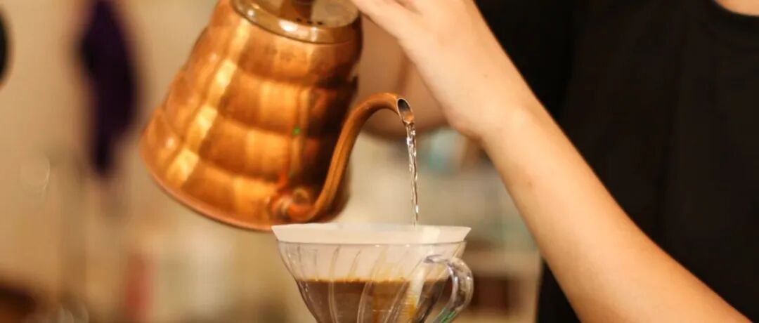 Cà phê khó uống? Rất có thể là do những cách rót nước sai lầm này!