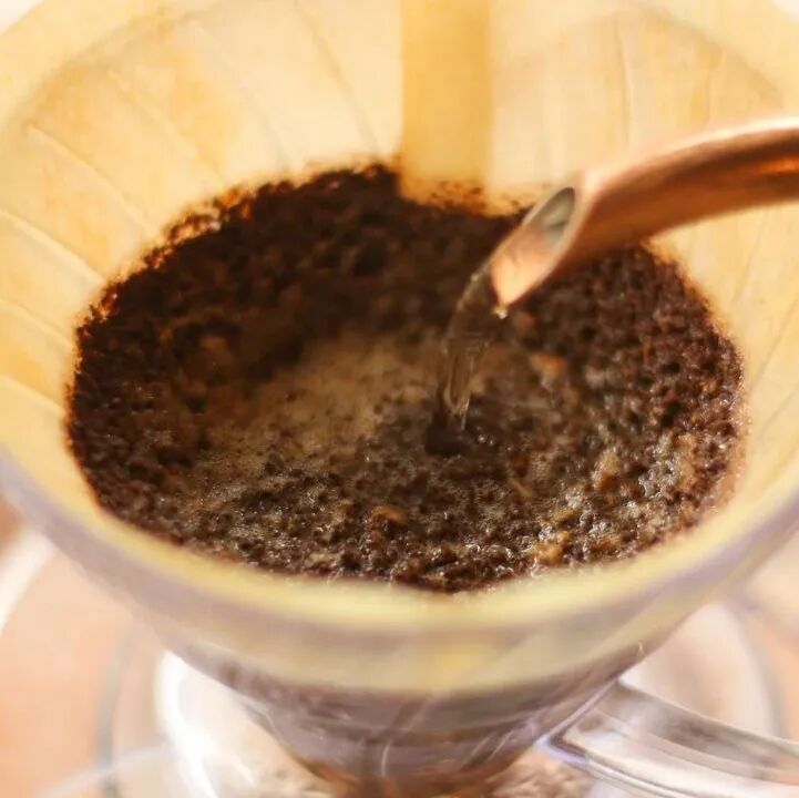 Thời điểm rót nước khi pha cà phê pour-over theo phương pháp chia đoạn nên ở đâu?