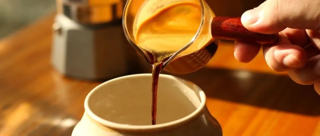 Tại sao không nên dùng phần espresso đầu tiên khi máy vừa khởi động?