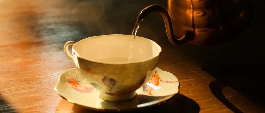Hiện nay không còn phổ biến việc làm ấm tách cà phê nữa sao?