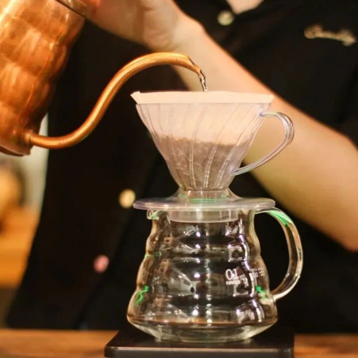 Pha cà phê, có thể rót nước theo hướng ngược lại không?