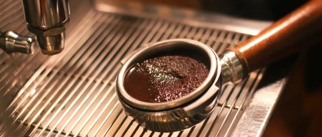 Bánh cà phê ẩm ướt không thành hình, nước đọng trong rổ lọc phải làm sao?
