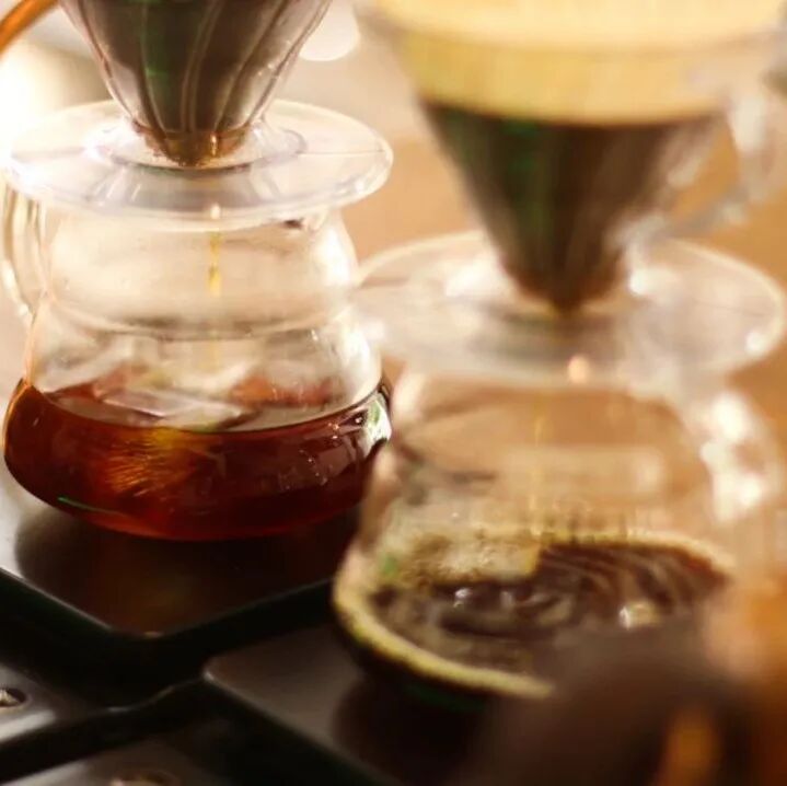 Cà phê pour over đá nên cho đá viên trước hay thêm đá viên sau?