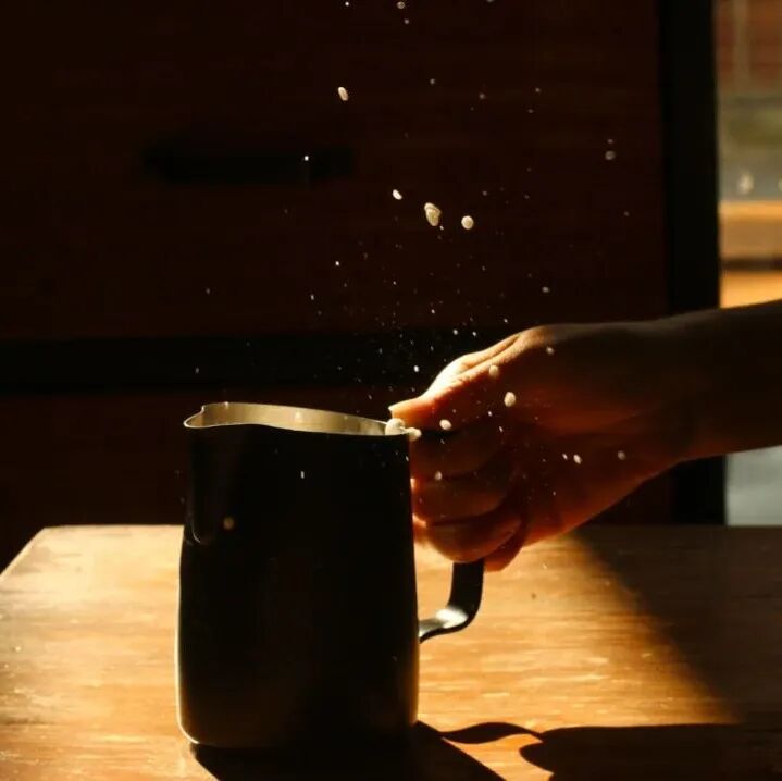 Tại sao barista luôn thích gõ bàn?