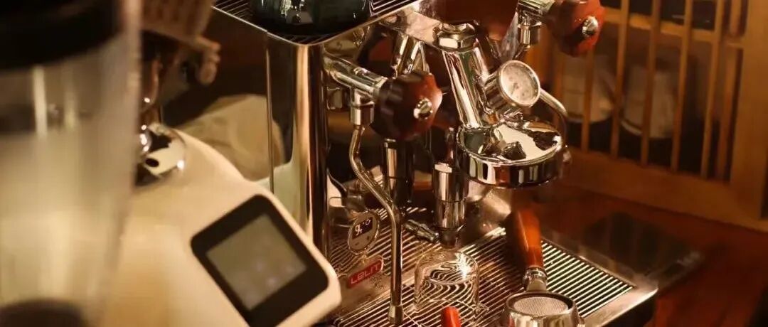 Sự khác biệt giữa máy pha cà phê tự động hoàn toàn và bán tự động là gì?