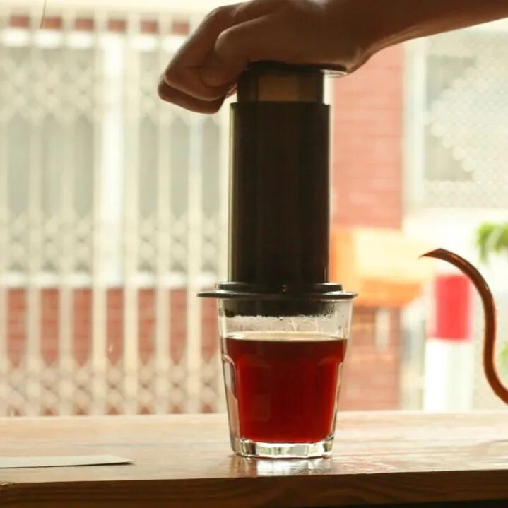 Tại sao mọi người thường thích dùng AeroPress theo kiểu ngược?