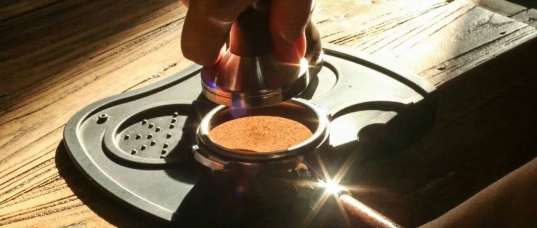 Khi pha cà phê espresso, cần dùng bao nhiêu lực để nén bột?