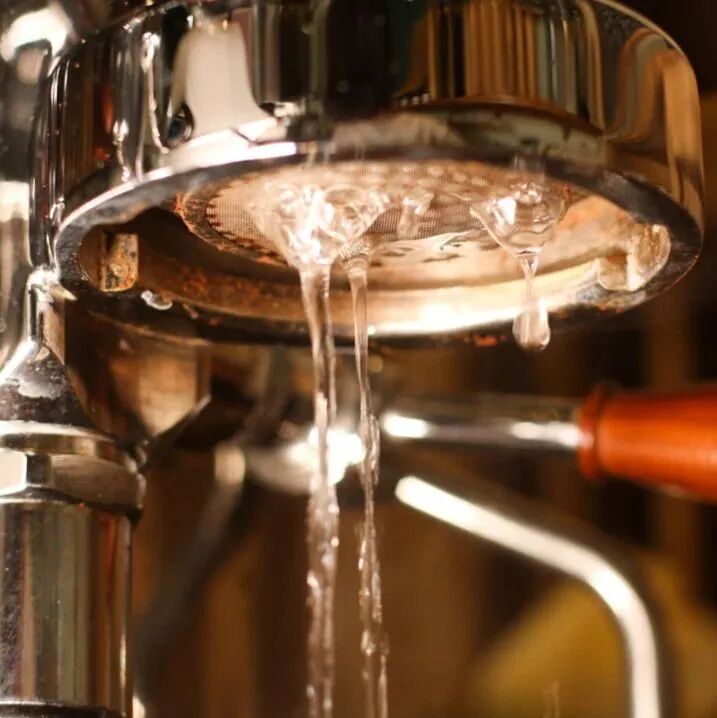 Có cần xả nước trước khi chiết xuất espresso không?