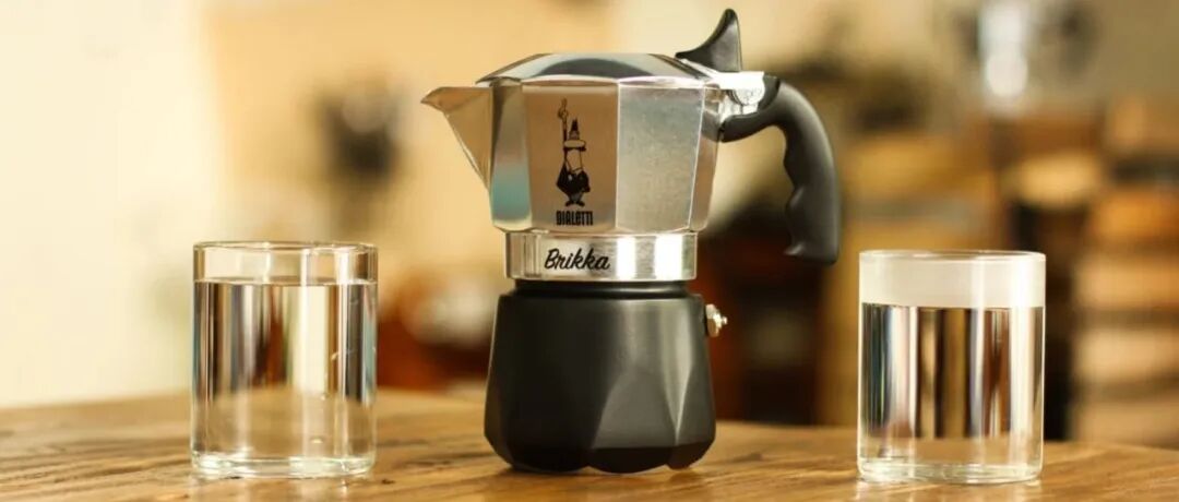 Pha cà phê bằng bình Moka nên dùng nước lạnh hay nước nóng?
