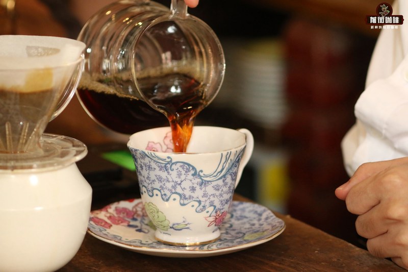 Buổi sáng sớm, công sở và đồ uống đá: gợi ý hạt cà phê rang nhạt pha pour-over