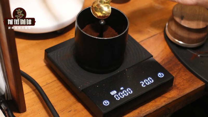 Cà phê pha bằng bình Moka phối hạt như thế này, từ cà phê đen buổi sáng đến cà phê sữa buổi tối