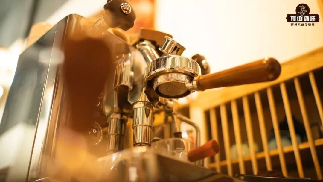 Sau khi chiết xuất xong espresso, có cần gắn tay cầm trở lại máy pha cà phê không?