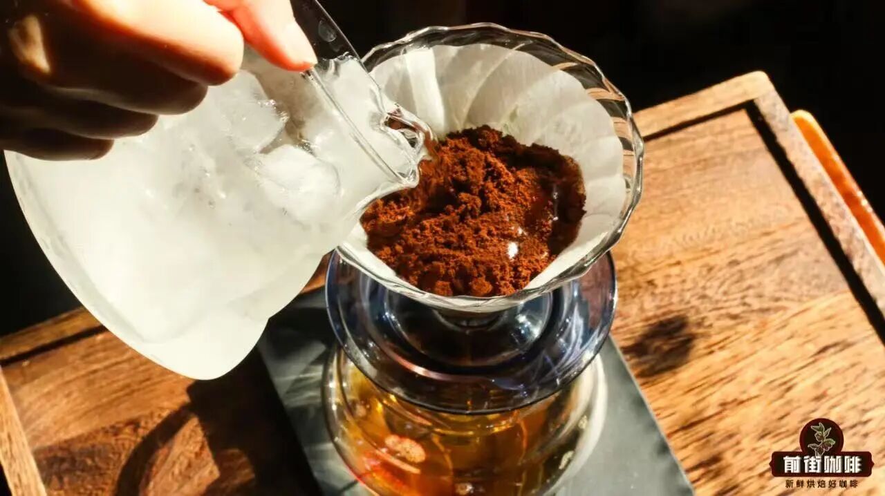 Cái gì? Cà phê pour over pha bằng nước đá lại có vị siêu ngọt?!