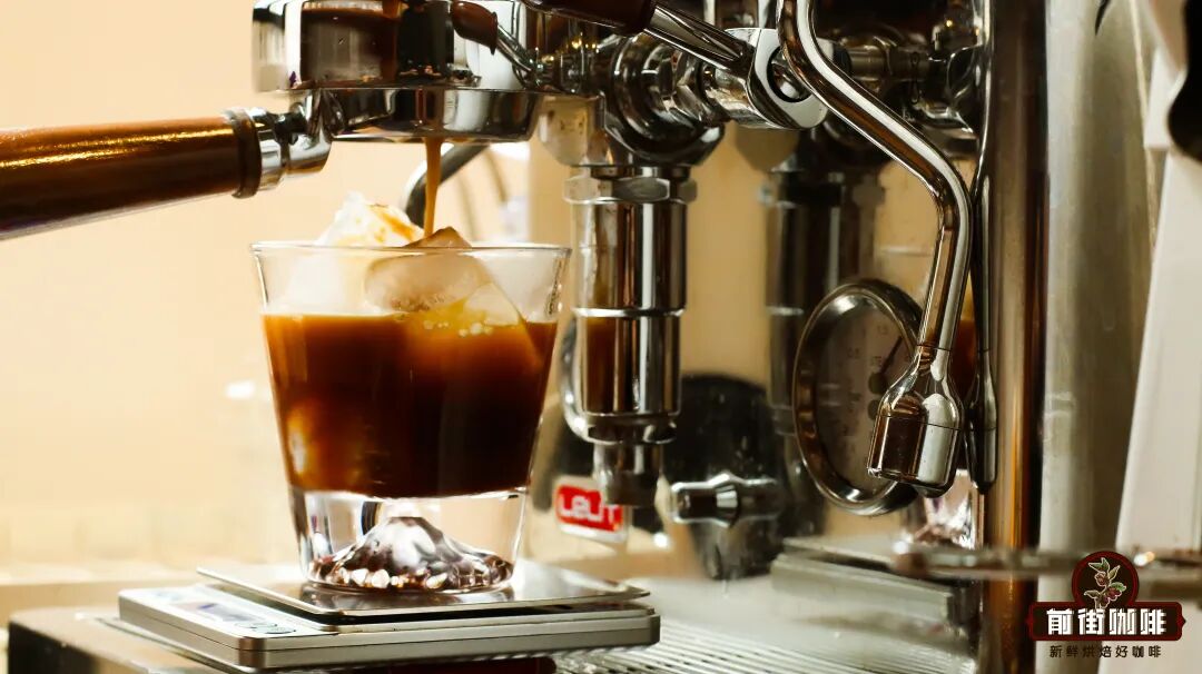 Pha đầy trực tiếp! Ly cà phê đá Americano làm theo cách này thật sự quá tuyệt vời!