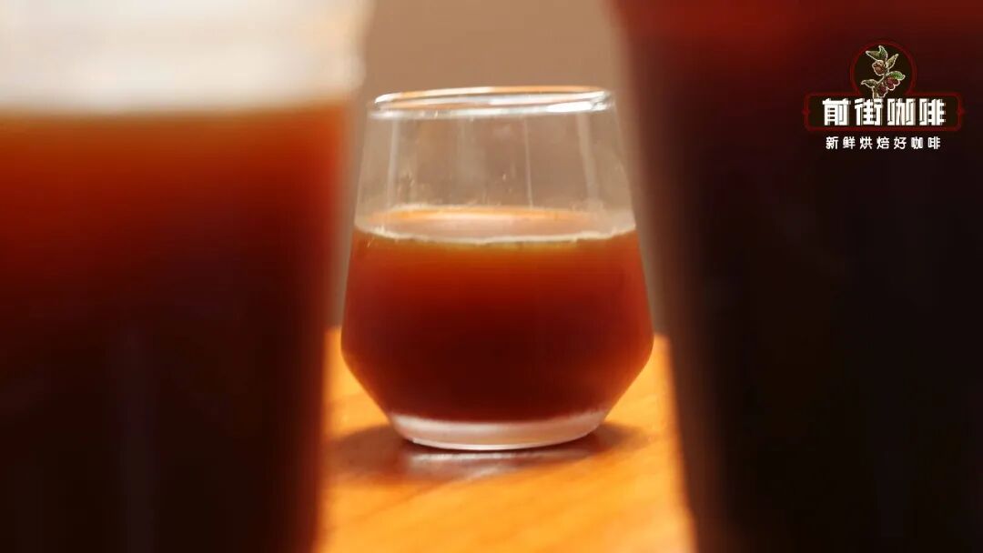Tại sao có loại cà phê đá Americano trông đặc biệt đục?