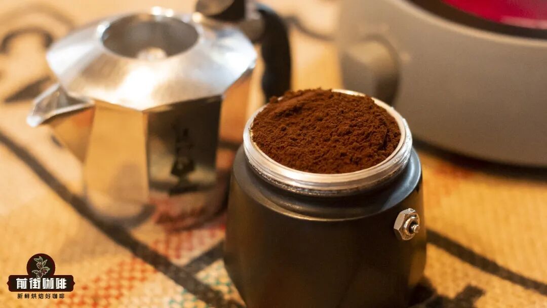 Pha cà phê bằng bình Moka có cần nén bột không?