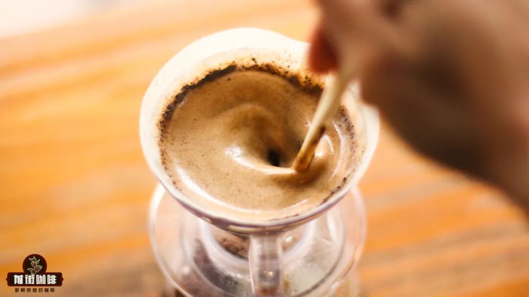 Tại sao mọi người đều nói cà phê pour-over đá làm bằng phương pháp khuấy sẽ ngon hơn?